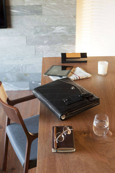 <strong>REALFLEET｜リアル・フリート</strong>　新ブランド「KENJI AMADANA」　「BAGTTERY (Bag + Battery)」クラッチバッグ 5万9000円（ブラック、チョコ）