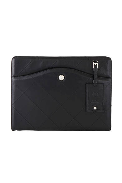 <strong>REALFLEET｜リアル・フリート</strong>　新ブランド「KENJI AMADANA」　「BAGTTERY (Bag + Battery)」クラッチバッグ 5万9000円（ブラック、チョコ）