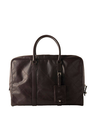 <strong>REALFLEET｜リアル・フリート</strong>　新ブランド「KENJI AMADANA」　「BAGTTERY (Bag + Battery)」ボストンバッグ 8万8000円（ブラック、チョコ）