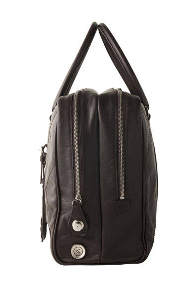 <strong>REALFLEET｜リアル・フリート</strong>　新ブランド「KENJI AMADANA」　「BAGTTERY (Bag + Battery)」ボストンバッグ 8万8000円（ブラック、チョコ）