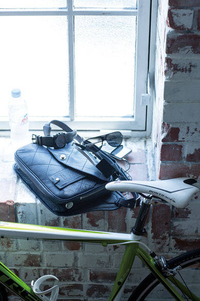 <strong>REALFLEET｜リアル・フリート</strong>　新ブランド「KENJI AMADANA」　「BAGTTERY (Bag + Battery)」ボディーバッグ 5万9000円（ブラック、チョコ、ネイビー）