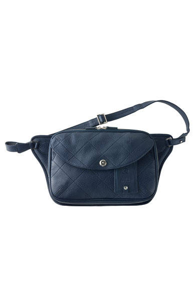 <strong>REALFLEET｜リアル・フリート</strong>　新ブランド「KENJI AMADANA」　「BAGTTERY (Bag + Battery)」ボディーバッグ 5万9000円（ブラック、チョコ、ネイビー）