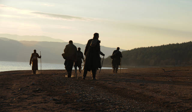 <strong>MOVIE│『ウェイバック -脱出6500km-』</strong>　想像を絶する苦難に直面する彼らがしたことはただひとつ。歩いて、歩いて、歩きつづけることだった。そして、彼らの旅路の果てに待っているものとは――。　 ©2010Siberian Productions,LLC