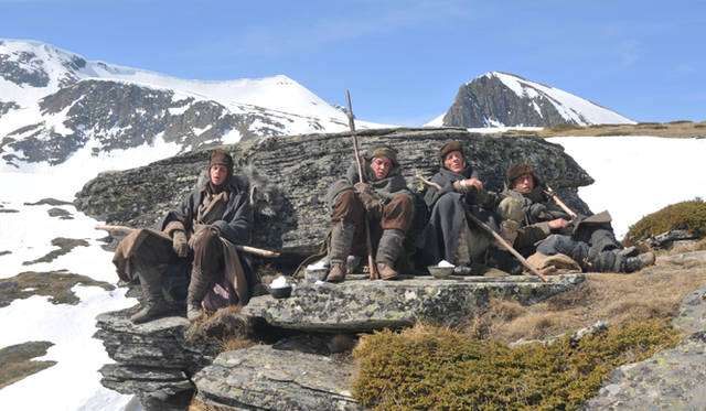 <strong>MOVIE│『ウェイバック -脱出6500km-』</strong>　徹底的にリアリズムにこだわることで知られるピーター・ウィアー監督は、今回の映画でも俳優陣に収容所についての知識を深めさせるとともに、サバイバルなキャンプを経験させた。　 ©2010Siberian Productions,LLC