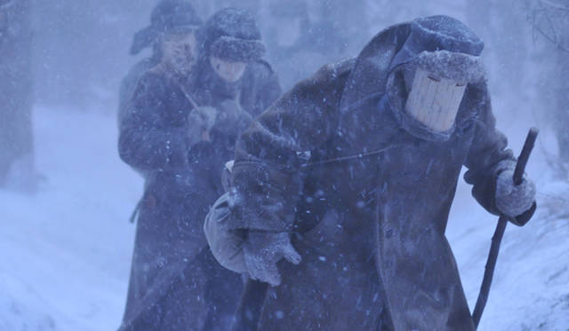 <strong>MOVIE│『ウェイバック -脱出6500km-』</strong>　ある吹雪の夜、6人とともに収容所を脱出。雪と闇にまぎれ、なんとか追っ手はまいたものの、この先彼らが進まねばならない道のりはじつに厳しいものだった。　 ©2010Siberian Productions,LLC