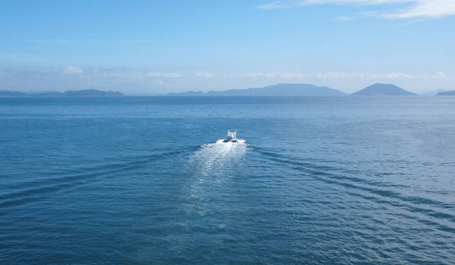 <strong>伊藤嶺花×鈴木康広｜スピリチュアル対談（前編）</strong>　「いろいろとチャンスもいただけますし、楽しいことには間違いないんですけど、おなじぐらい不安なんですよね。『おもいついたものが実現できないかもしれない』怖さ。いつも怯えているというか。だからがんばれるんですけどね」（鈴木さん）　（写真＝『ファスナーの船／Ship of the Zipper』（2010）　瀬戸内国際芸術祭2010に出展）