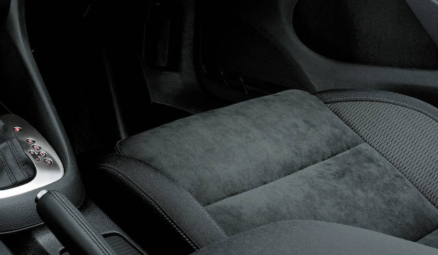 <strong>Volkswagen Golf TSI Comfortline Meister Edition｜<br />フォルクスワーゲン ゴルフ TSIコンフォートライン マイスターエディション</strong><br />シートはアルカンターラとファブリックの組み合わせ