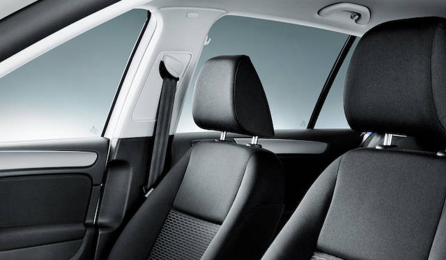<strong>Volkswagen Golf TSI Trendline Meister Edition｜<br />フォルクスワーゲン ゴルフ TSIトレンドライン マイスターエディション</strong><br />フロントのファブリックシートにはムチ打ち軽減ヘッドレストが採用されている