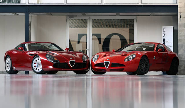 <strong>Alfa Romeo TZ3 Stradale & Alfa Romeo TZ3 Corsa｜<br />アルファロメオ TZ3 ストラダーレ（左） & アルファロメオ TZ3 コルサ（右）</strong>
