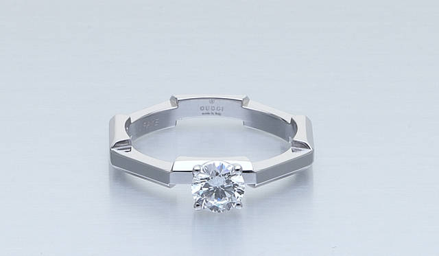 <strong>GUCCI｜グッチ</strong>　「Solitaire」 [PT×ダイヤモンド] 29万7150円～