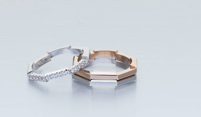 <strong>GUCCI｜グッチ</strong>　左／「Eternity」 [PT×ダイヤモンド] 23万1000円、右／「Plain」 [PG] 8万2950円 [PT] 13万200円