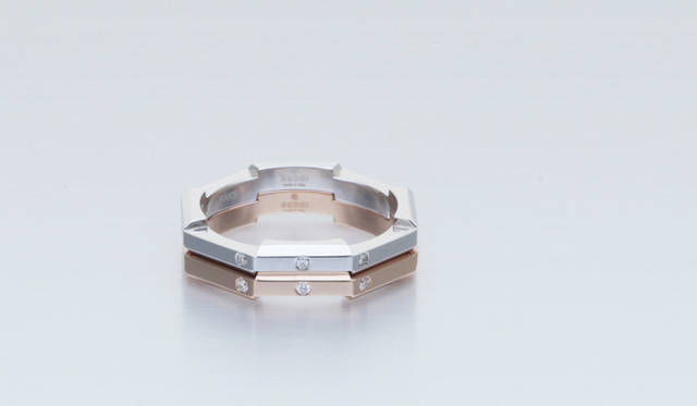 <strong>GUCCI｜グッチ</strong>　「7 diamonds」 上／[PT×ダイヤモンド] 16万8000円  下／[PG×ダイヤモンド] 12万8100円