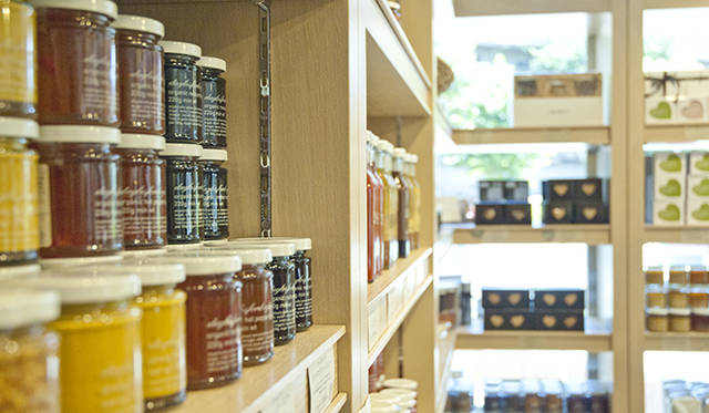 <strong>デイルズフォード・オーガニック 青山店</strong>　1階のグロサリーでは、オーガニック農法でつくられた“リアルフード（本物の食材）”が手に入る