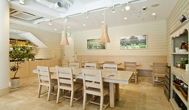 <strong>デイルズフォード・オーガニック 青山店</strong>　今回のリニューアルでは、カフェスペースを大幅に拡大した