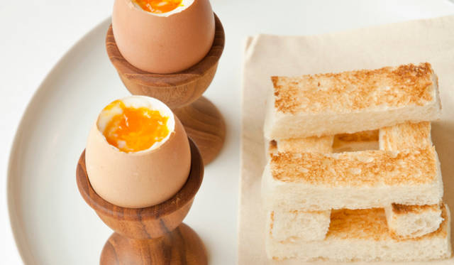 <strong>デイルズフォード・オーガニック 青山店</strong>　リニューアル後は、本国イギリスで人気のブレックファーストメニューを本格導入　（写真＝「ボイルドエッグ＆ソルジャー」 550円）