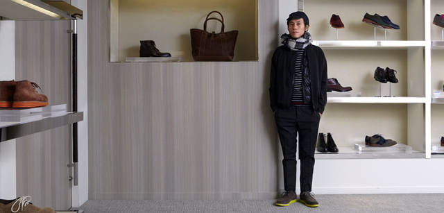 <strong>COLE HAAN｜コール ハーン</strong><br />今回コーディネイトを披露してくれたスタイリスト池田尚輝さん。まずは「ルナグランド ウィングチップ」を履きこなした。ルナグランドウィングチップ 3万9900円　その他スタイリスト私物