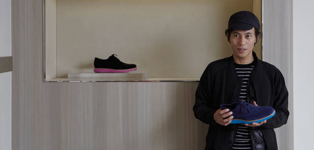 <strong>COLE HAAN｜コール ハーン</strong><br />「サイドから見ると、アッパーとルナソールとのあいだに、レザーのミッドソールが挟み込まれているんですよね。クラシックな様式が、ちゃんと取り入れられている。ウィングチップは正統派だし、木型もオーセンティックですし。“ちゃんとした靴”という印象がありつつ、思いきりスニーカーのようなソール、というところがおもしろいですね」