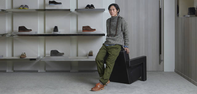 <strong>COLE HAAN｜コール ハーン</strong><br />次に披露してくれたのは「クーパースクエア ウィングチップ」の着こなし。「まず、表革のシューズには、ニットだったり起毛感のあるアイテムを合わせたくて。あえて質感のちがうものを選んで組み合わせたのがポイントです。今回使用したのは、ブラウンレザーにオレンジカラーがポイントで効いたシューズなのですが、カーキなどのアースカラーとの相性がいい。ライトブラウンとカーキの組み合わせに、今季注目しています」