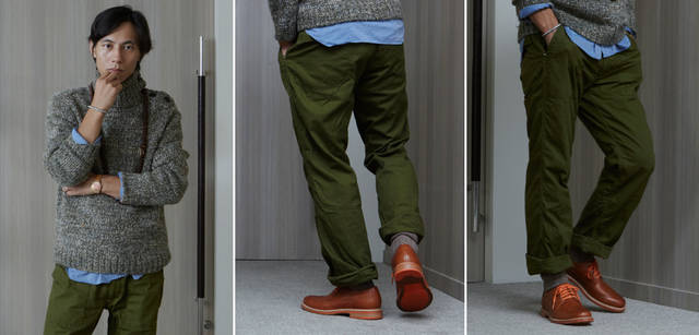 <strong>COLE HAAN｜コール ハーン</strong><br />左／シルバーのブレスレット、ウッドパーツを使ったネックレス、ブラウンレザーベルトの時計……アースカラーのコーディネイトに映える、トライバルな小物を組み合わせて。中・右／表革を使った「クーパースクエア ウィングチップ」。ソール裏面が一部オレンジ色になっており、歩いたときにアクティブな印象を与えてくれる