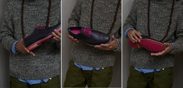 <strong>COLE HAAN｜コール ハーン</strong><br />「ポップな色合いのミッドソールもレザーソールで挟んでありますし、ヒールもあるのでもっと綺麗めな着こなしでも似合うと思います。ドレスチノのような感じであったり」と語るスタイリスト池田尚輝さん