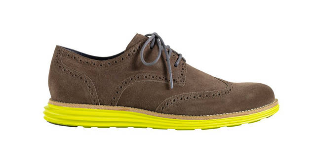 <strong>COLE HAAN｜コール ハーン</strong><br />スタイリスト池田尚輝さんが着用した、「ルナグランド ウィングチップ」。サイドから見ると、クラシックなウィングチップとポップでスポーティなソールとの組み合わせがおもしろい。「ルナグランド ウィングチップ」 3万9900円