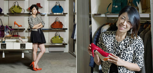 <strong>COLE HAAN｜コール ハーン</strong><br />「肩にボリュームのあるクロエのブルゾンに、おなじくボリュームのあるカルヴェンのミニスカートで、縦のラインをコンパクトにまとめたコーディネイトにチェルシーパンプを合わせました。私にしてはいつもよりは甘いイメージ。足もとまで黒でまとめてもいいのですが、オレンジや赤など鮮やかな色の方が、今シーズンは垢抜けると思います。80年代のグッドガール風（笑）」 と一ツ山さん