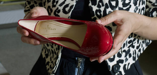 <strong>COLE HAAN｜コール ハーン</strong><br />「目立たない程度にプラットフォームになっていたり、中底の前部とかかと部分にナイキエアが入っているので、歩いたときの地面との衝撃を和らげてくれる。とても履きやすいです」