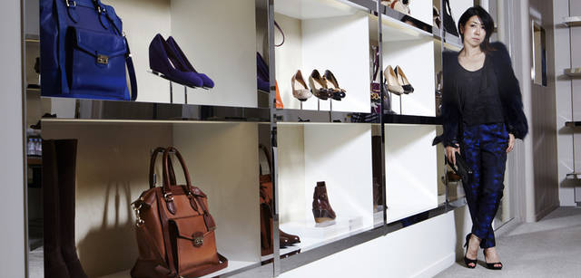 <strong>COLE HAAN｜コール ハーン</strong><br />「“チェルシー オープントゥ パンプ”には、夜のニューヨークで、ちょっとホテルのバーなどに遊びに出掛けるようなイメージのコーディネイトを組みました。今年は黒がトレンドだし、オールブラックでも良いと思いますが、あえて深いブルーのファーやバロック調のテキスタイルを用いたパンツを合わせて。クラッチバッグで、少しシックなニュアンスもくわえたのもポイントです」