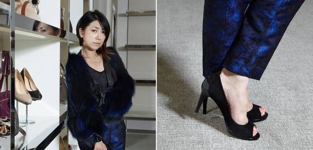 <strong>COLE HAAN｜コール ハーン</strong><br />「黒の“チェルシーオープントゥ パンプ”は、スエードとエナメルがコンビになっていて、程良いモード感と女らしさがミックスされているから、どんなスタイリングにも合わせやすい万能アイテム。シーズンを選ばないのもいいですね。価格も4万円代と、こなれているのがうれしい」