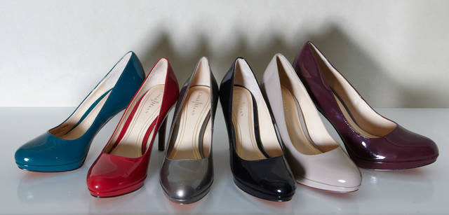 <strong>COLE HAAN｜コール ハーン</strong><br />“踊れるパンプス”「チェルシーパンプ」。中底の前部とかかと部分それぞれに異なるナイキエアを搭載している。各[H9cm]　4万2000円