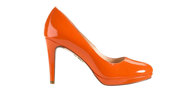 <strong>COLE HAAN｜コール ハーン</strong><br />スタイリスト一ツ山さんが着用した「チェルシーパンプ」。鮮やかなオレンジ色が目を引く。「チェルシーパンプ」 [H9cm] 4万2000円