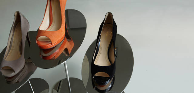 <strong>COLE HAAN｜コール ハーン</strong><br />一ツ山佳子さんが二番めに着用した、「チェルシー オープントゥ パンプ」。左から、メープルシュガー スエード、コーポレートオレンジ スエード、ブラック スエード。各[H9cm] 4万2000円