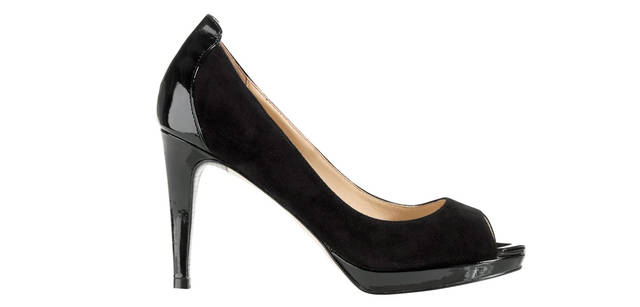 <strong>COLE HAAN｜コール ハーン</strong><br />「チェルシー オープントゥ パンプ」は、スエードとエナメルのコンビ。モードにもエレガントにも合わせられるのがうれしい。[H9cm] 4万2000円