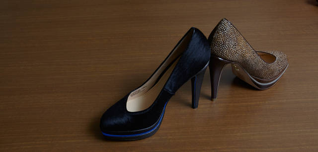 <strong>COLE HAAN｜コール ハーン</strong><br />「12センチヒールの“チェルシー ダブルプラットフォーム パンプ”は、ソールがレイヤードになっているのもかわいいですね！ 今年はドロップショルダーやコクーンシルエットなど、ボリュームのあるコートが多いのですが、そういうアイテムにはこのくらいボリュームのある足もとのほうがバランスが良いと思います。気持ちもあがりますしね」と一ツ山さん。各[H12cm] 7万5600円