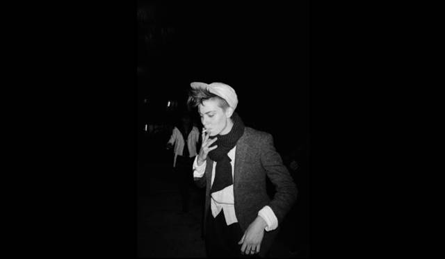 　アイオのホームタウンであるニューヨークで昨年末に撮影された写真集は、彼女のミューズでもあるカミラや交友関係で構成されており、その自然体の表情からは躍動感とニューヨークの空気感を感じられる作品に仕上がっている。　「LOOK MA’, NO HANDS」 2100円