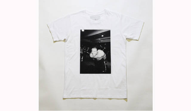  いまでは伝説となっている、ニューヨーク中心部の地下で毎週金曜日の夜におこなわれていた、違法ボクシング試合を撮りおろした作品がプリントされている　Tシャツ 9975円