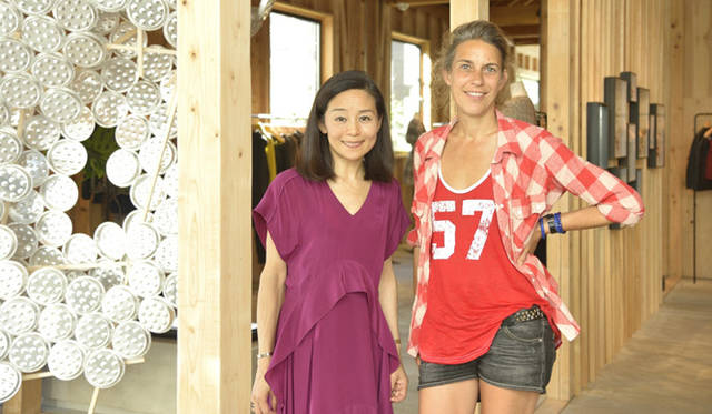 <strong>ISABEL MARANT｜イザベル・マラン</strong>　来日したデザイナーのイザベル・マランとファッションディレクター萩原輝美さん