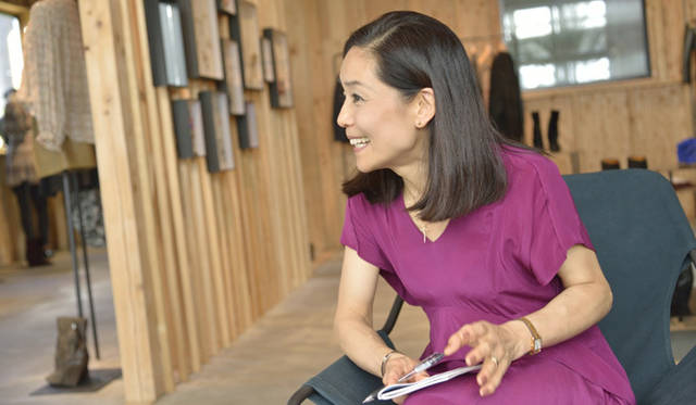 <strong>ISABEL MARANT｜イザベル・マラン</strong>　にこやかに問いかける萩原輝美さん