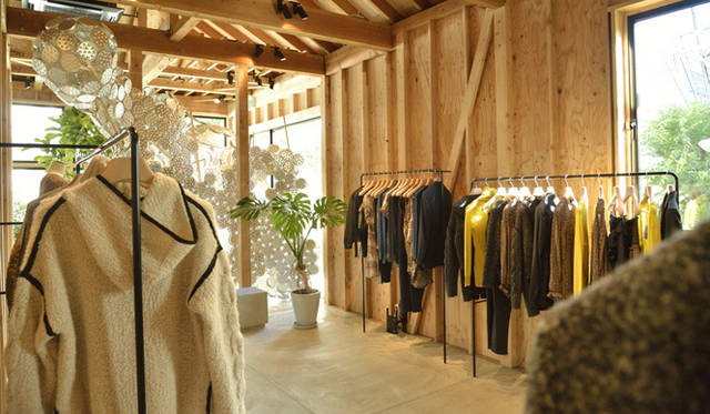 <strong>ISABEL MARANT｜イザベル・マラン</strong>　イザベル・マランのショップ内観。ウッディな空間に、洋服とアーティスティックなオブジェが共存する