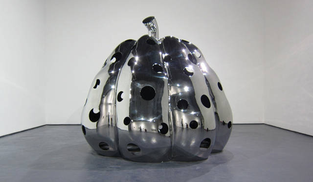 <strong>LOUIS VUITTON│ルイ・ヴィトン</strong>　『南瓜』“Pumpkin”,　2011, H220cm x dia.220cm,　©YAYOI KUSAMA/courtesy: OTA FINE ARTS