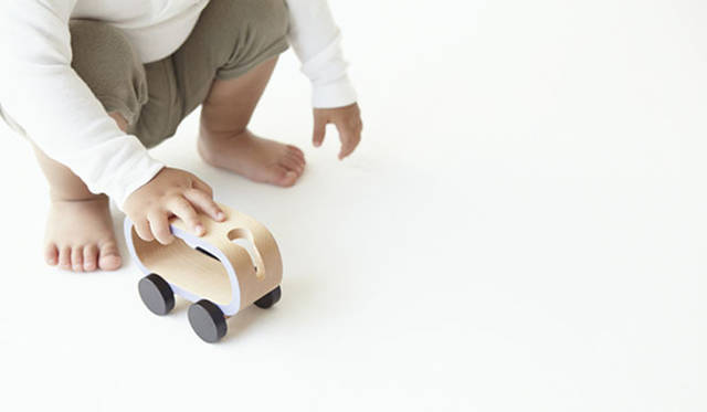 <strong>酒井産業</strong>　子ども向け木製品ブランド「buchi」　[くるま] 対象年齢：3歳　サイズ：［単体］130×67×88mm　素材：カエデ