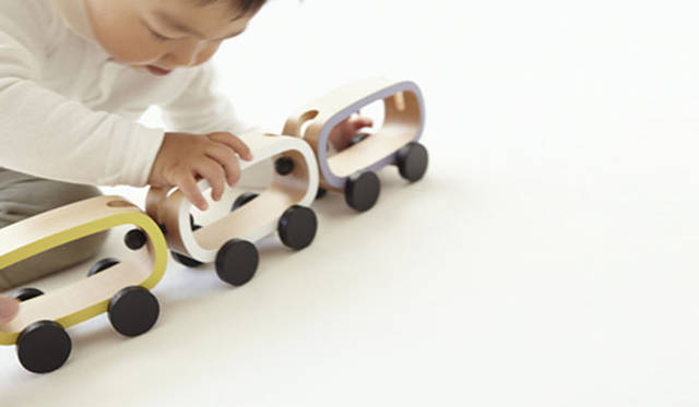 <strong>酒井産業</strong>　子ども向け木製品ブランド「buchi」　[くるま] 対象年齢：3歳　サイズ：［単体］130×67×88mm　素材：カエデ