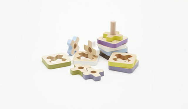 <strong>酒井産業</strong>　子ども向け木製品ブランド「buchi」　[パズル] 対象年齢：3歳　サイズ：［小ピース］ 66×66×15m　［大ピース］80×80×15mm　［組み立て時］80×80×120mm　素材：カエデ