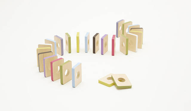 <strong>酒井産業</strong>　子ども向け木製品ブランド「buchi」　[ドミノ] 対象年齢：1歳半　サイズ：55×40×8mm　素材：カエデ