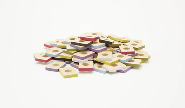 <strong>酒井産業</strong>　子ども向け木製品ブランド「buchi」　[ドミノ] 対象年齢：1歳半　サイズ：55×40×8mm　素材：カエデ
