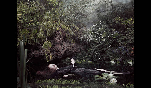 <strong>ＡＲＴ｜ミハラヤスヒロ　パリで好評を博したインスタレーションが日本公開</strong>　イギリスの画家ジョン＝エヴァレット・ミレーの代表作「Ophelia（オフィーリア）」を題材に、映画、服、音楽、現代アート的空間演出を融合させることで表現したコンセプトムービーを制作。