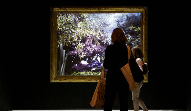 <strong>ＡＲＴ｜ミハラヤスヒロ　パリで好評を博したインスタレーションが日本公開</strong>　映像を使ったインタラクティブ（相互作用）というかたちで表現することにより、来場者もこの作品の世界観を体感できる仕掛けになっている。