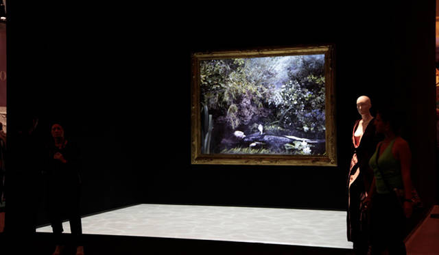 <strong>ＡＲＴ｜ミハラヤスヒロ　パリで好評を博したインスタレーションが日本公開</strong>　展示空間に入ると、床に落ちる自分の影から花びらの影があらわれる。それらの影は風に舞いながら羽ばたき、絵画のなかへ。