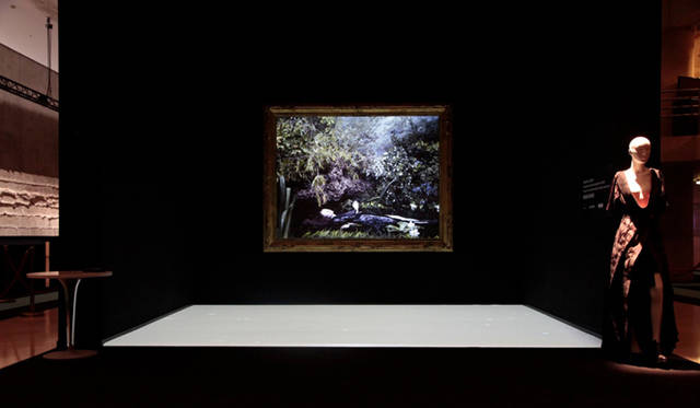 <strong>ＡＲＴ｜ミハラヤスヒロ　パリで好評を博したインスタレーションが日本公開</strong>　映像プロダクション集団WOW（ワウ）による、アート作品とファッションをはじめて融合させたこの作品。撮影はファッション写真家の巨匠であるパオロ・ロベルシに依頼した。