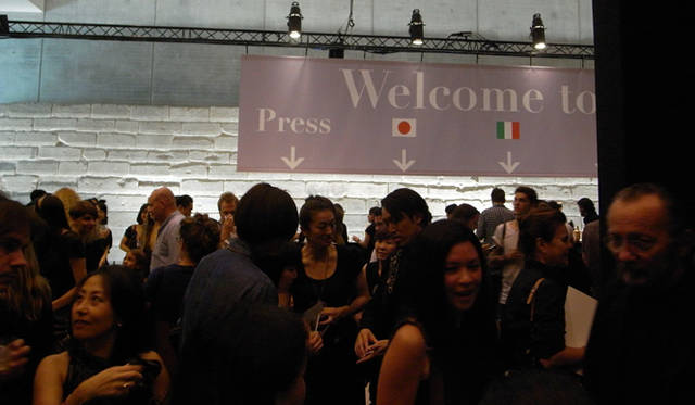 <strong>ＡＲＴ｜ミハラヤスヒロ　パリで好評を博したインスタレーションが日本公開</strong>　パリファッションウィーク中に展示され、大きな反響と高い評価を得た。今年12月7日にはミレー本作品が展示されている、ロンドンのTATE BRITAIN（テート・ブリテン）での展示 も決定している。